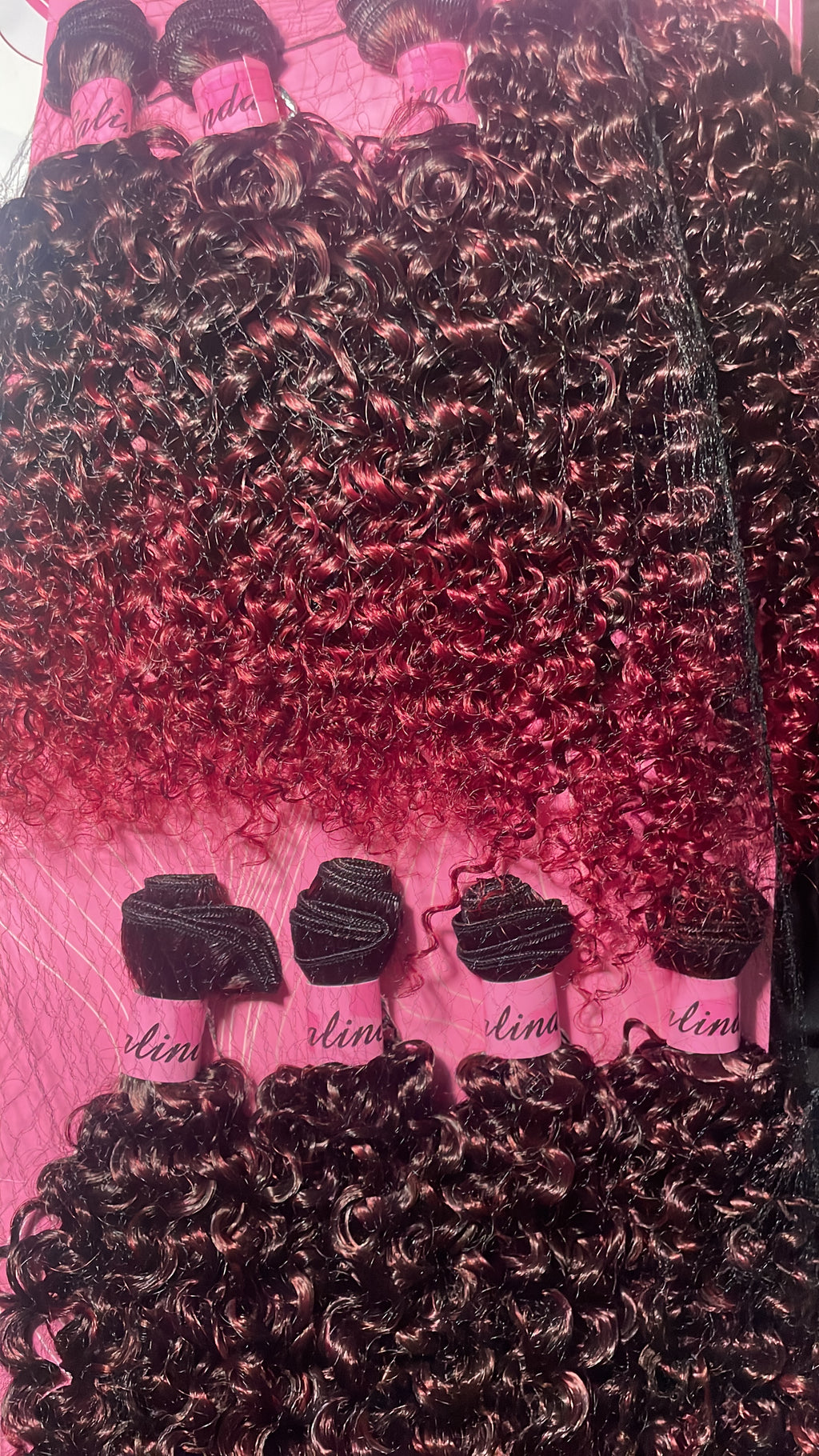 Tissage bouclé court taille 14 pouces .8 pièces à l’intérieur suffisent pour une tête entière ! Un paquet une tête ! Vous pouvez de faire les boho braid , les Jayda braid les flip over et les tissages ouverts