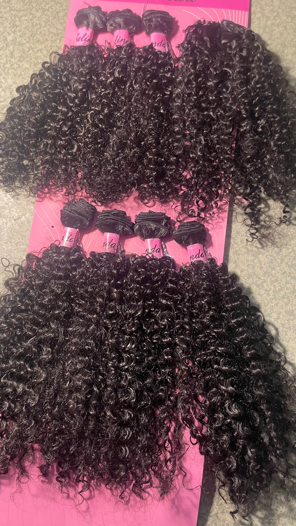 Tissage bouclé court taille 14 pouces .8 pièces à l’intérieur suffisent pour une tête entière ! Un paquet une tête ! Vous pouvez de faire les boho braid , les Jayda braid les flip over et les tissages ouverts