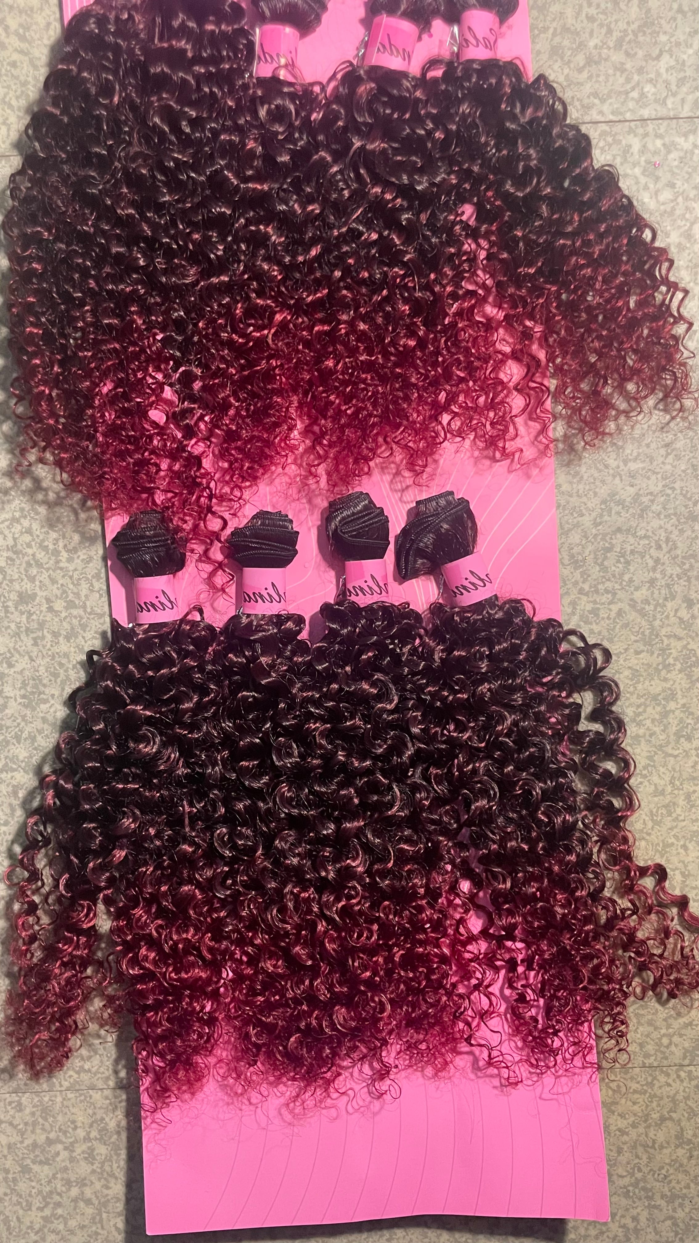 Tissage bouclé court taille 14 pouces .8 pièces à l’intérieur suffisent pour une tête entière ! Un paquet une tête ! Vous pouvez de faire les boho braid , les Jayda braid les flip over et les tissages ouverts