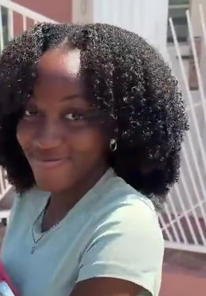 afro kinky 16 pouces couleur 1  noir ! 6 boules plus 1 closure ! 4 boulespour réaliser un tissage ! Vous pouvez faire également des minis twis avec ! Conseils d’entretien Avec un bon entretien, vos mèches peuvent durer .bien mouiller avant de démêler .