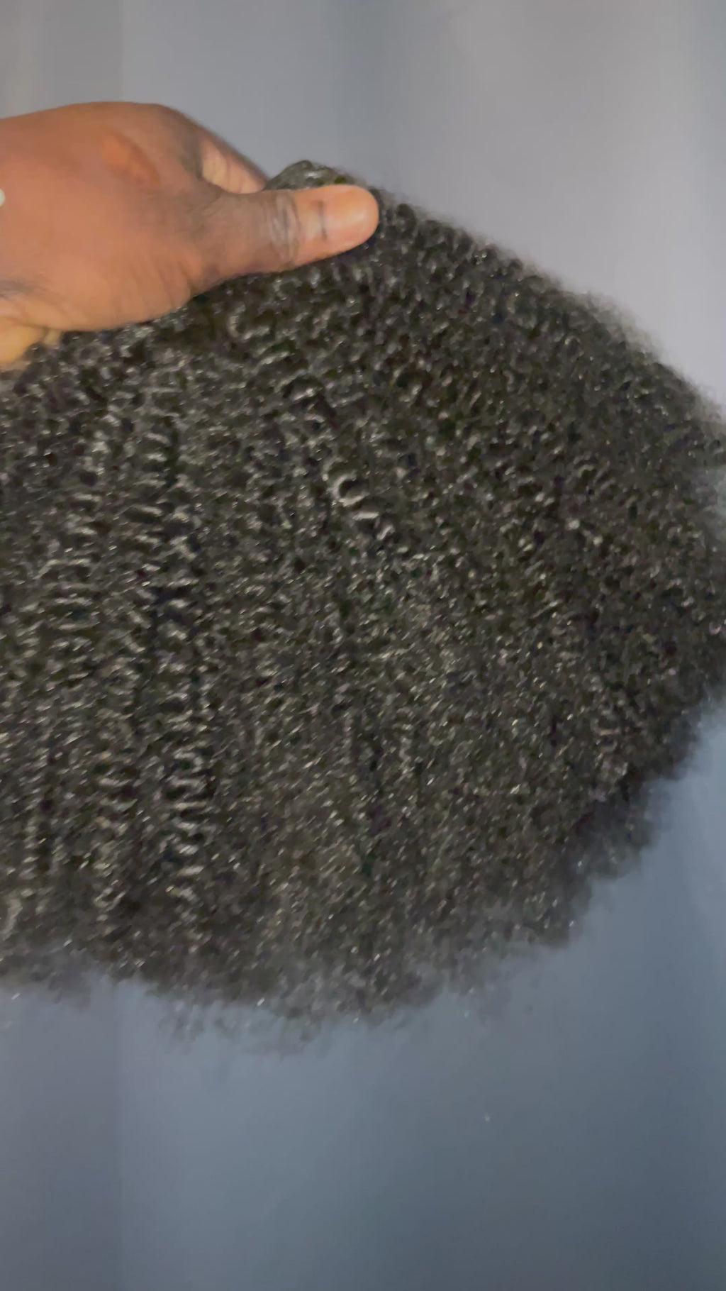 afro kinky 16 pouces couleur 1  noir ! 6 boules plus 1 closure ! 4 boulespour réaliser un tissage ! Vous pouvez faire également des minis twis avec ! Conseils d’entretien Avec un bon entretien, vos mèches peuvent durer .bien mouiller avant de démêler .