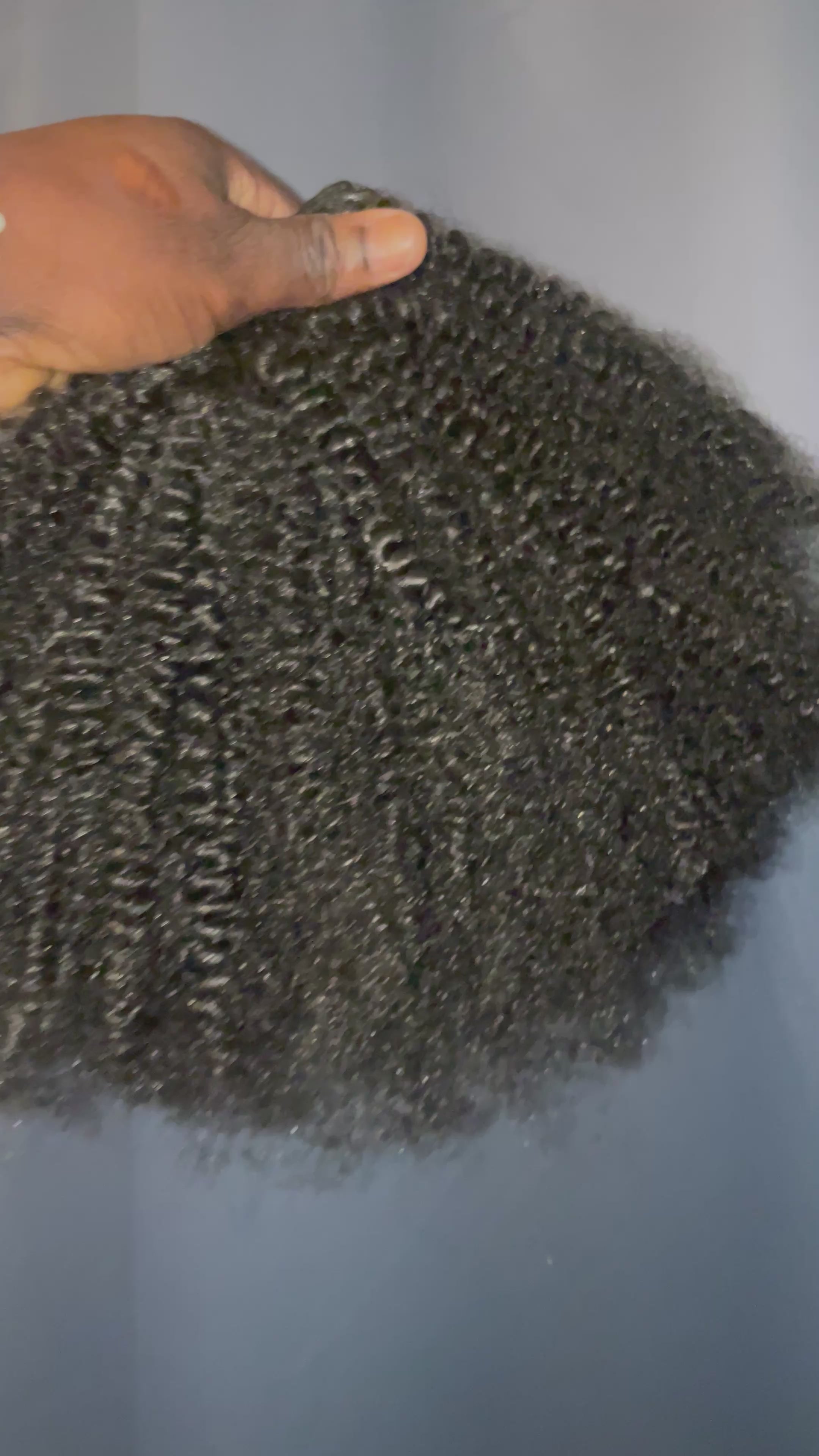 afro kinky 16 pouces couleur 1  noir ! 6 boules plus 1 closure ! 4 boulespour réaliser un tissage ! Vous pouvez faire également des minis twis avec ! Conseils d’entretien Avec un bon entretien, vos mèches peuvent durer .bien mouiller avant de démêler .